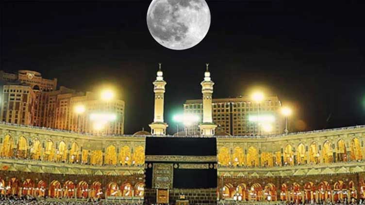Moon Aligns Directly Above Kaaba Tonight